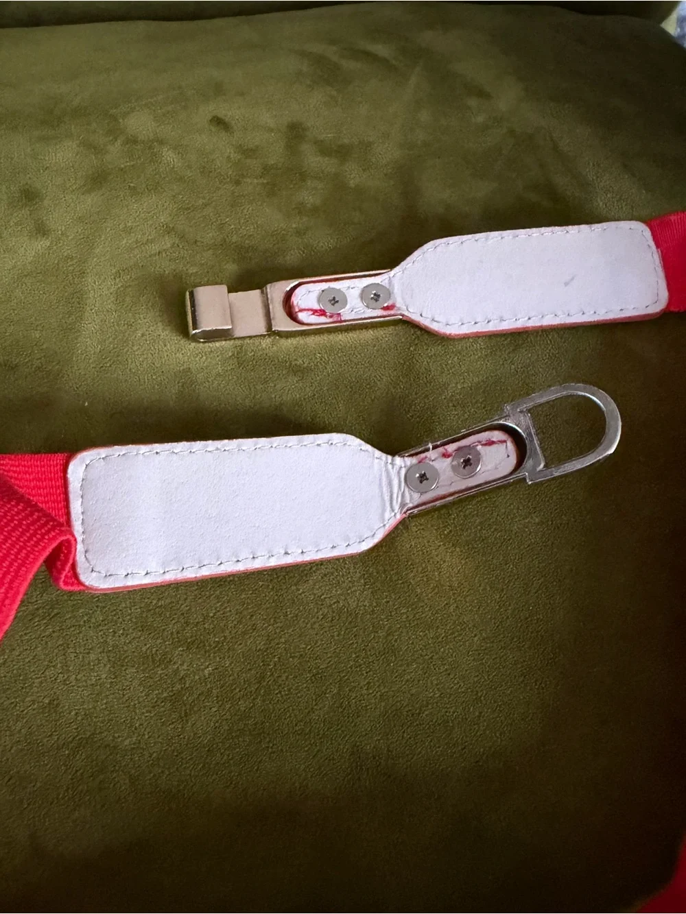 90s Vintage Women’s Elastic & Pleather Red Thin Belt with Gold Clasp Hook Buckle